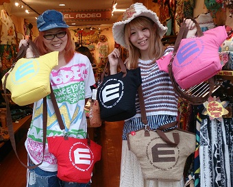 【SALE】EL RODEO エルロデオ ニットフード付きジャケット 黒と白の柄 SALE】EL RODEO エルロデオ ニットフード付きジャケット 黒と白の柄